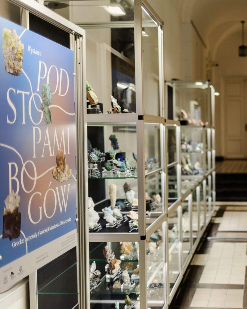 Fotografia przedstawiająca plakat wystawy w muzeum wraz z fragmentem ekspozycji muzealnej